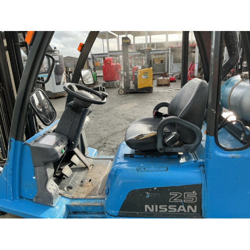 Chariot élévateur frontal GAZ Nissan