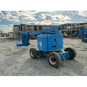 Vue de profil du bras de la Genie Z-34/22 Diesel en pleine extension, démontrant son déport horizontal maximal de 6,78 mètres