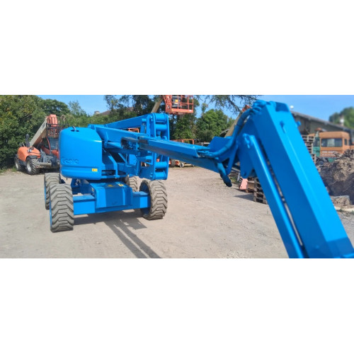 Vue de profil de la nacelle thermique articulée Genie Z-45/25 RT en position de transport.