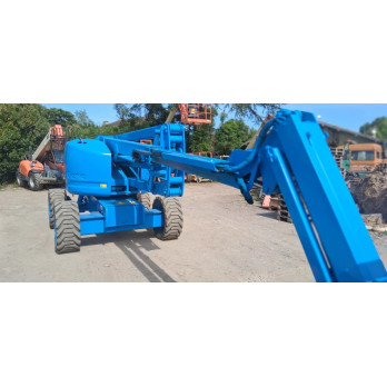 Vue de profil de la nacelle thermique articulée Genie Z-45/25 RT en position de transport.