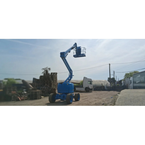 Vue de profil de la nacelle thermique articulée Genie Z-45/25 RT en position de transport.