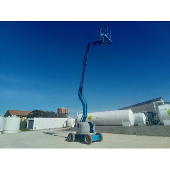 Déploiement du bras articulé de la nacelle Genie Z-34/22 offrant 12,52 m de hauteur de travail, disponible chez France Compact.