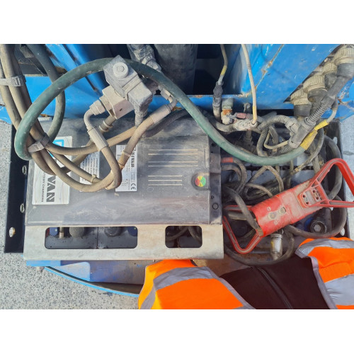 Chaîne cinématique et mât vertical électrique de 24 V robuste et bien entretenu.