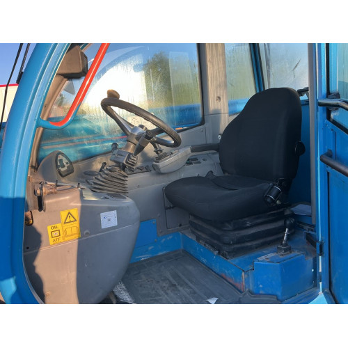 Zoom sur la cabine de pilotage et le tablier porte-fourches du JLG 4017 PS