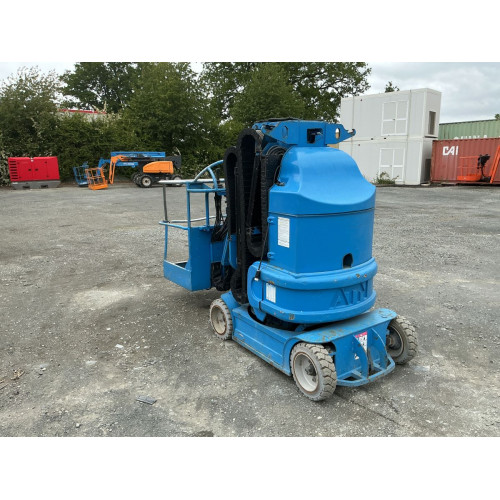 Vue latérale droite de la nacelle électrique mettant en évidence le poste de commande bas de secours et la compacité du châssis